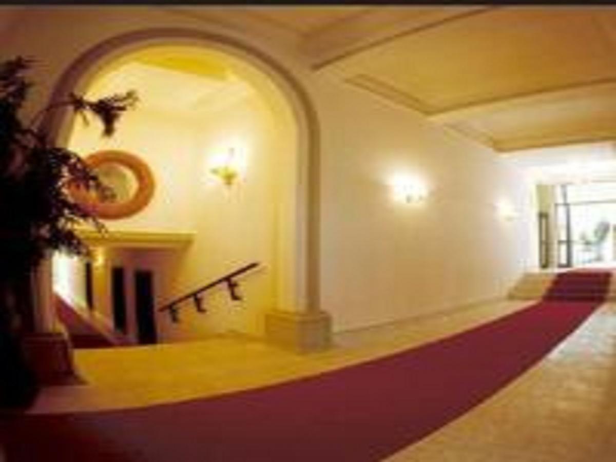 M Plaza Hotel Accra Bagian luar foto
