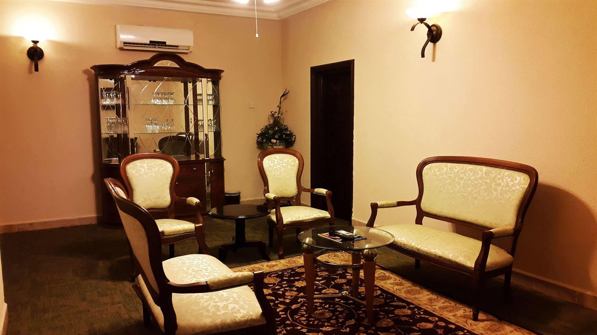M Plaza Hotel Accra Bagian luar foto